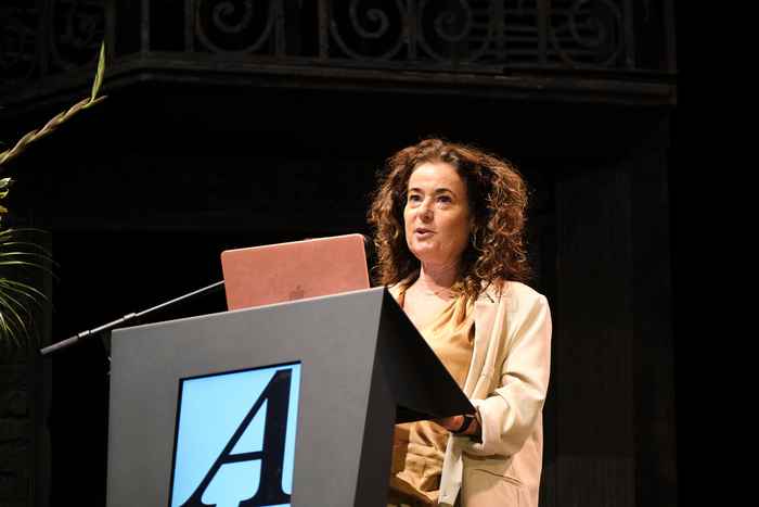 Mirjam van Praag delivering the Commencement Address
