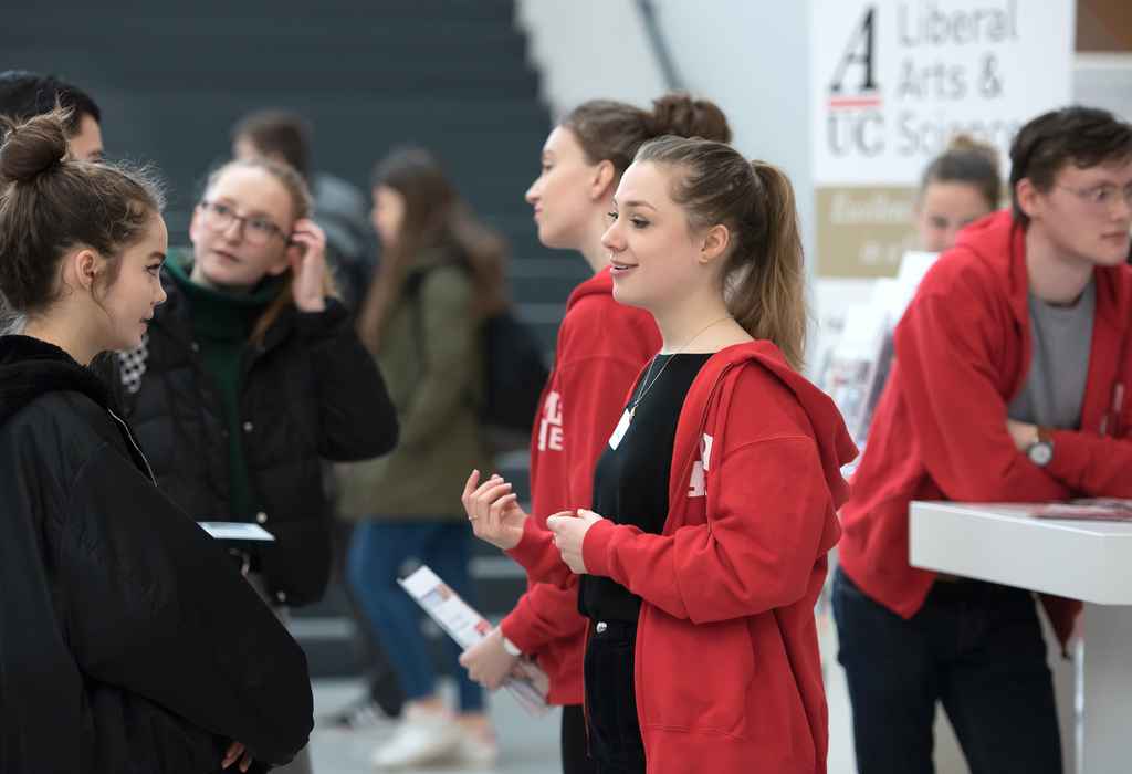 Student talking to future student at a booth during UvA Bachelor's Week