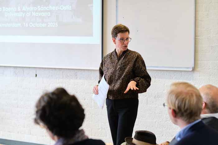Presenter at the front of the room at VU Amsterdam