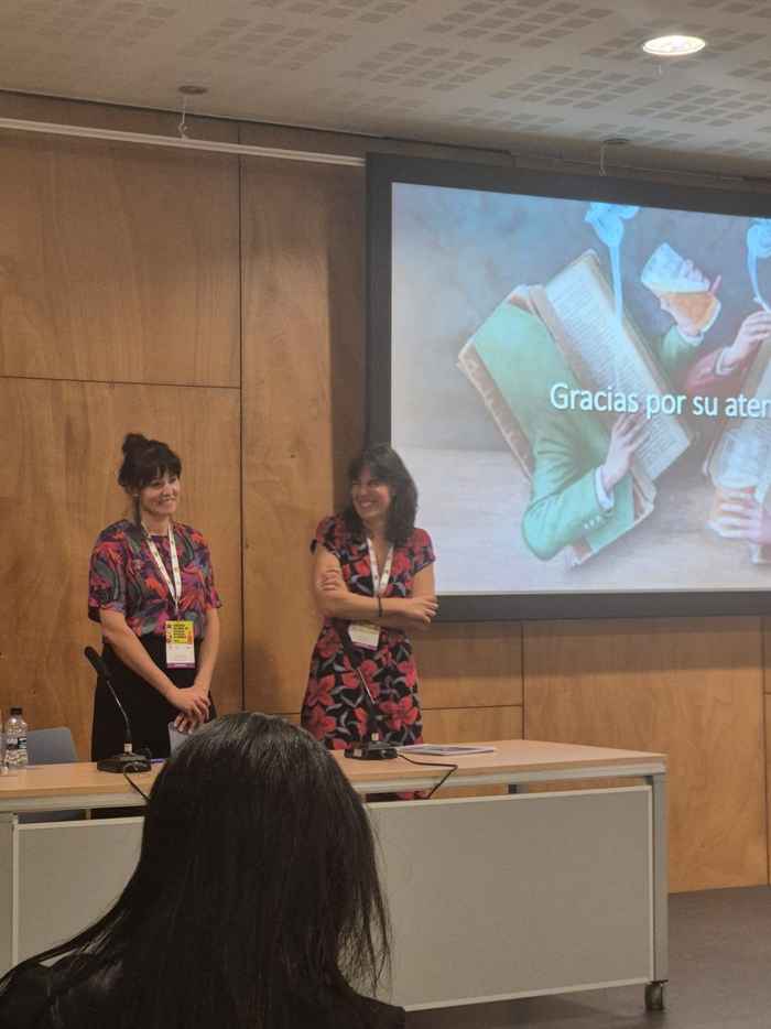 AUC lecturers Belén Arias Garcia and Irene Villaescusa presenting